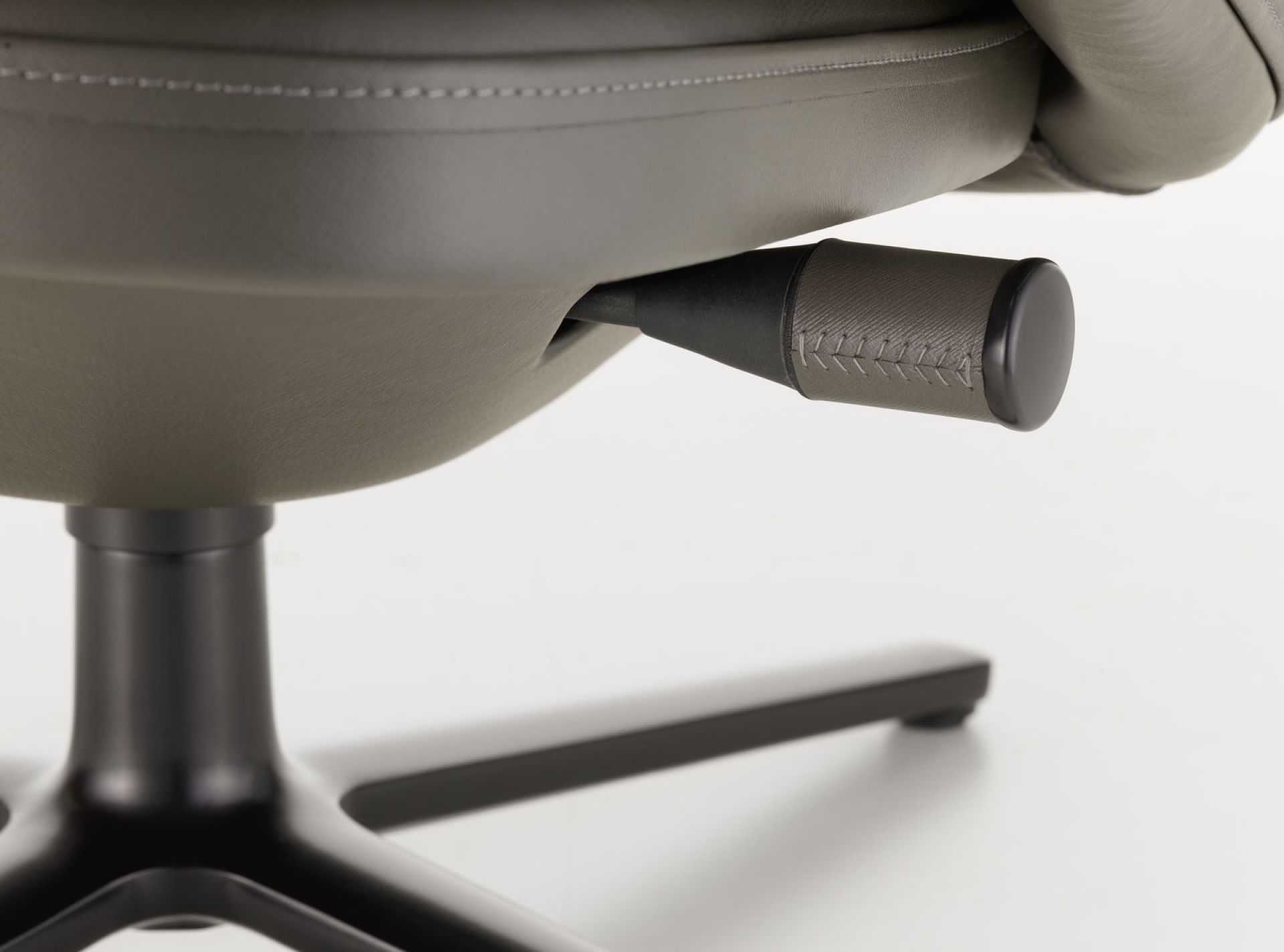 Grand Relax Armchair Vitra 
