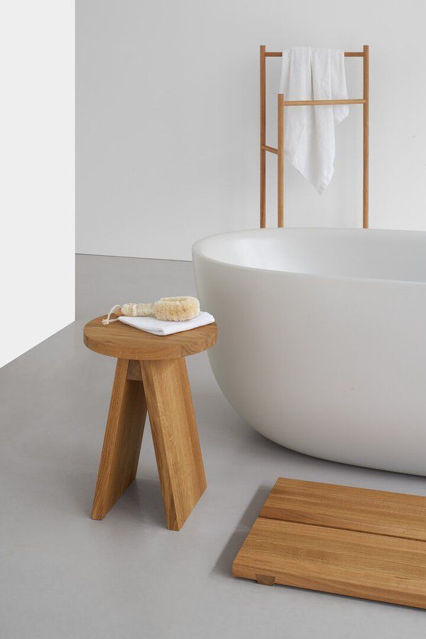 E15 EK06 Fußbrett aus Eiche im Badezimmer mit Badewanne und Handtuchleiter.