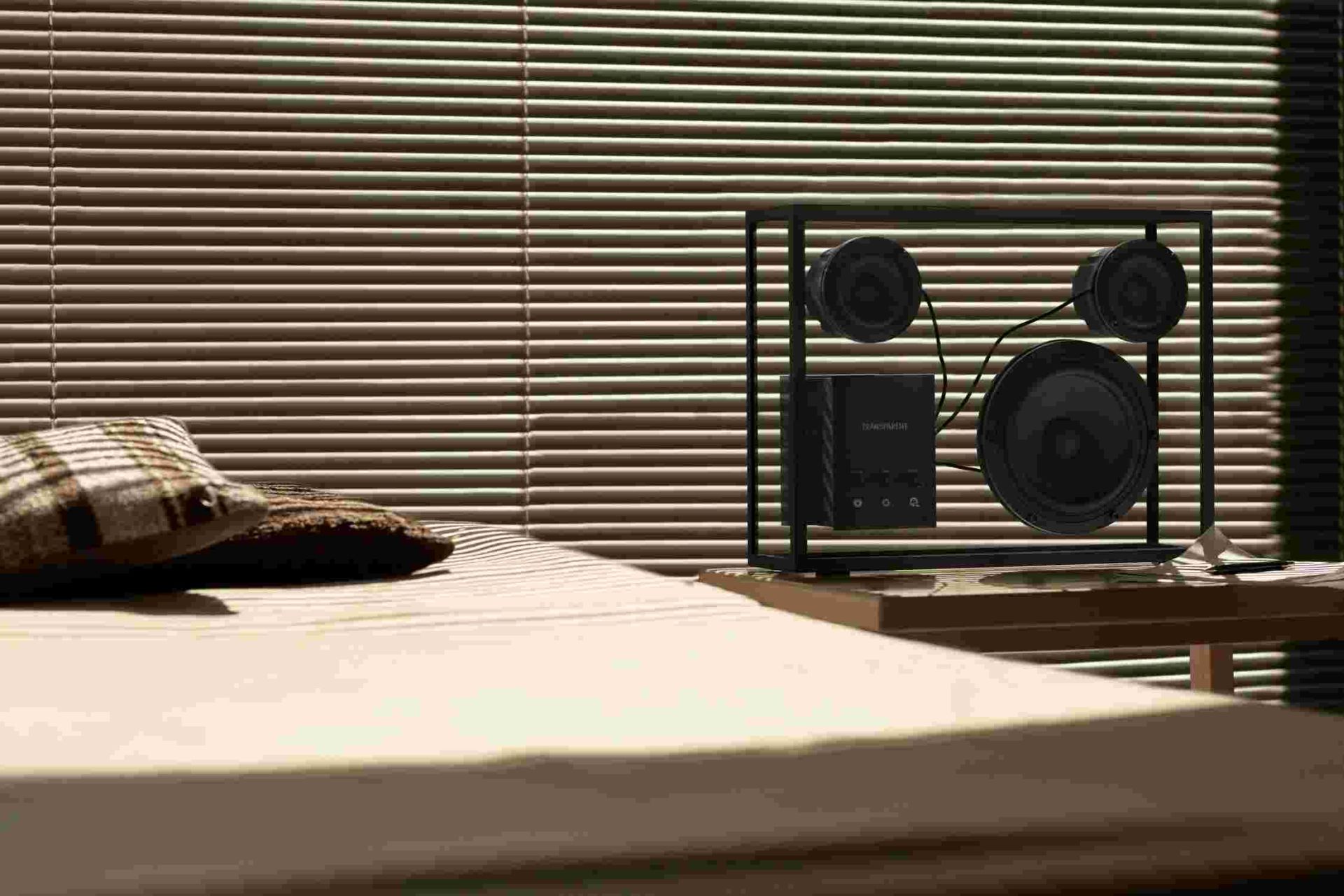 Transparent loudspeaker Transparent