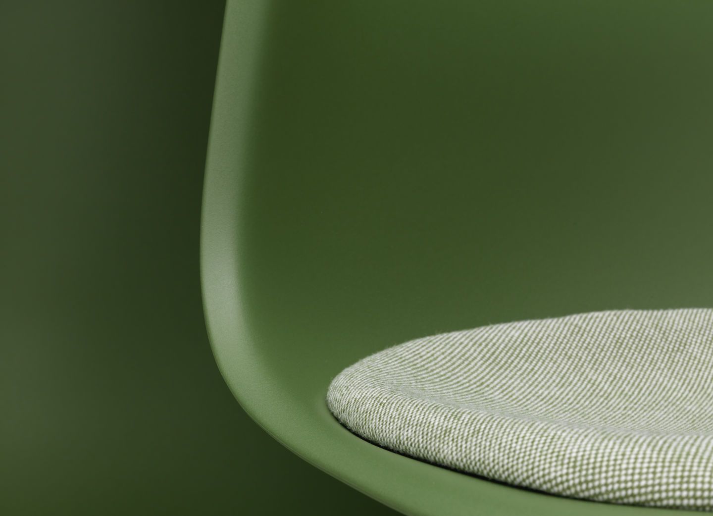 Eames Fiberglass Chair DSR Chair with Seat cushion Vitra
