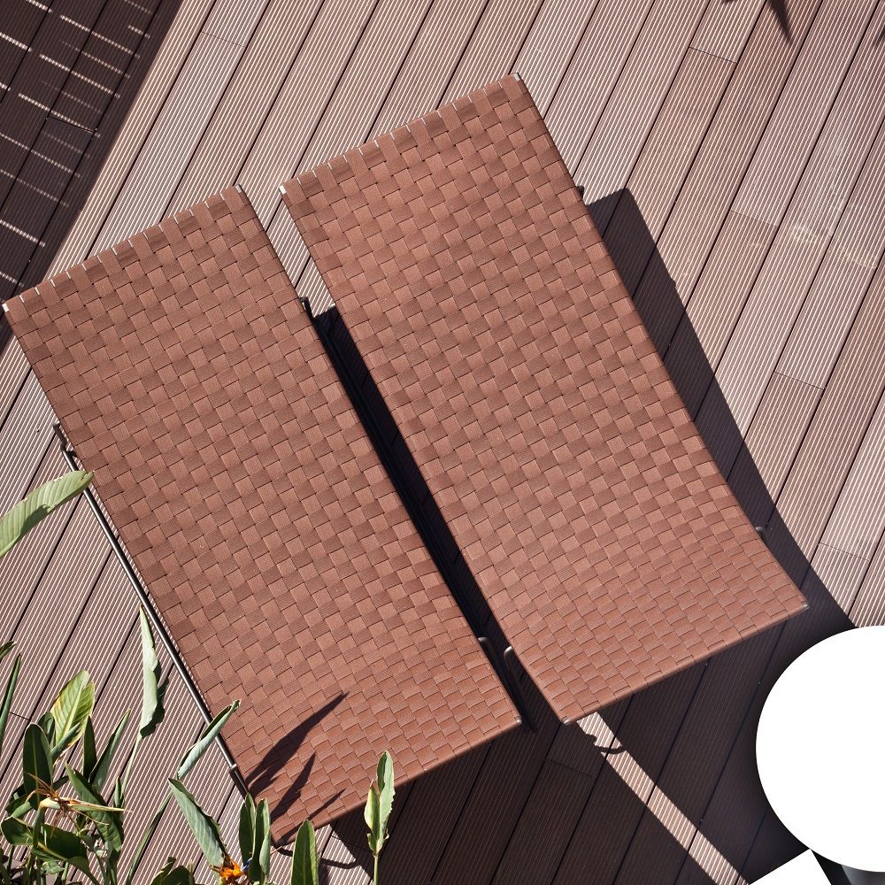 Draufsicht: Zwei braune Andreu World Trenza Outdoor Liegen auf einer Holzterrasse.