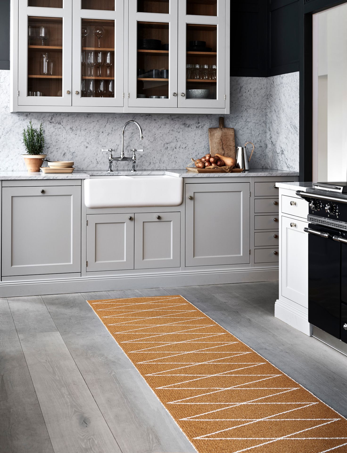 Max Plastic Carpet 70x240 cm Pappelina Black-Vanilla
