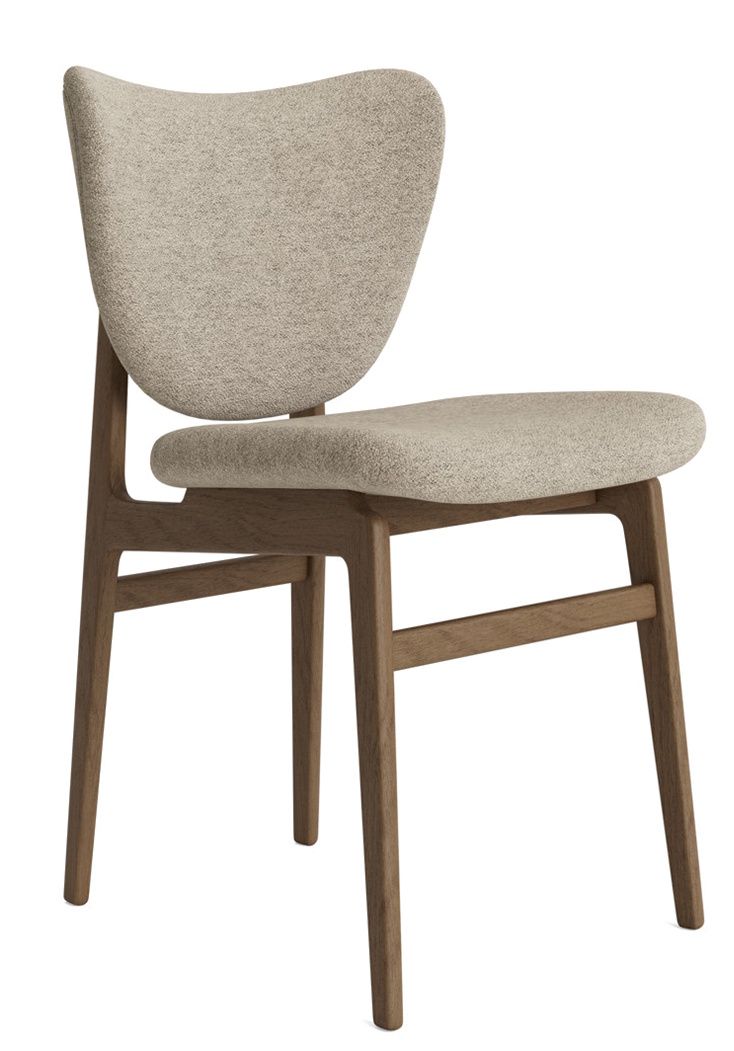 NORR11 Elephant Dining Chair, vollgepolsterter Stuhl mit Holzbeinen und beigem Stoffbezug, skandinavisches Design.