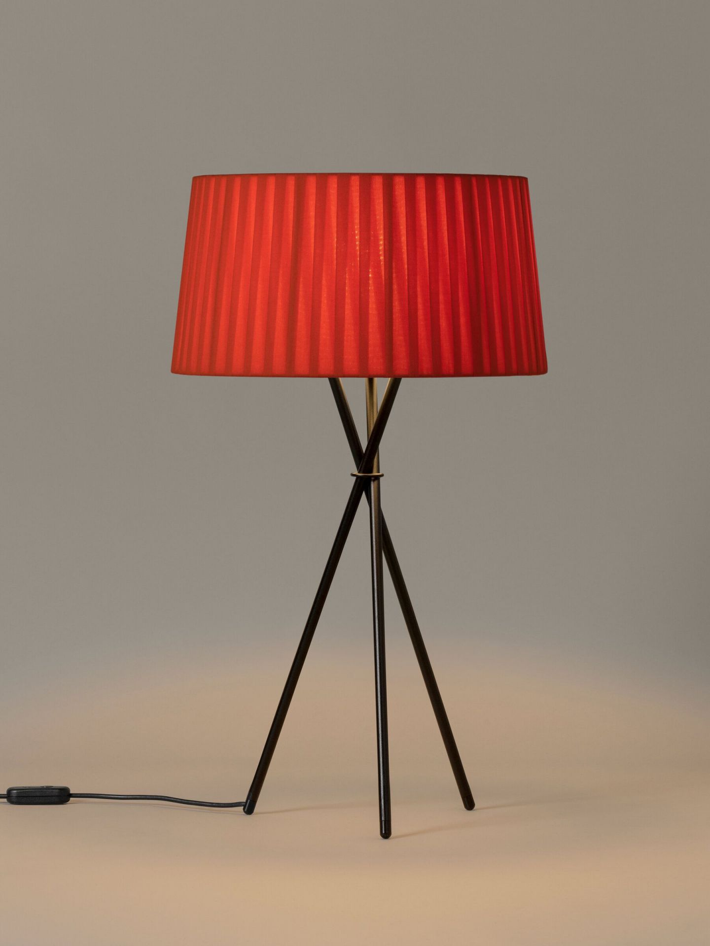 Tripode G6 Table Lamp Amber Red Santa & Cole Tripode G6 Table Lamp Amber Red Santa & Cole