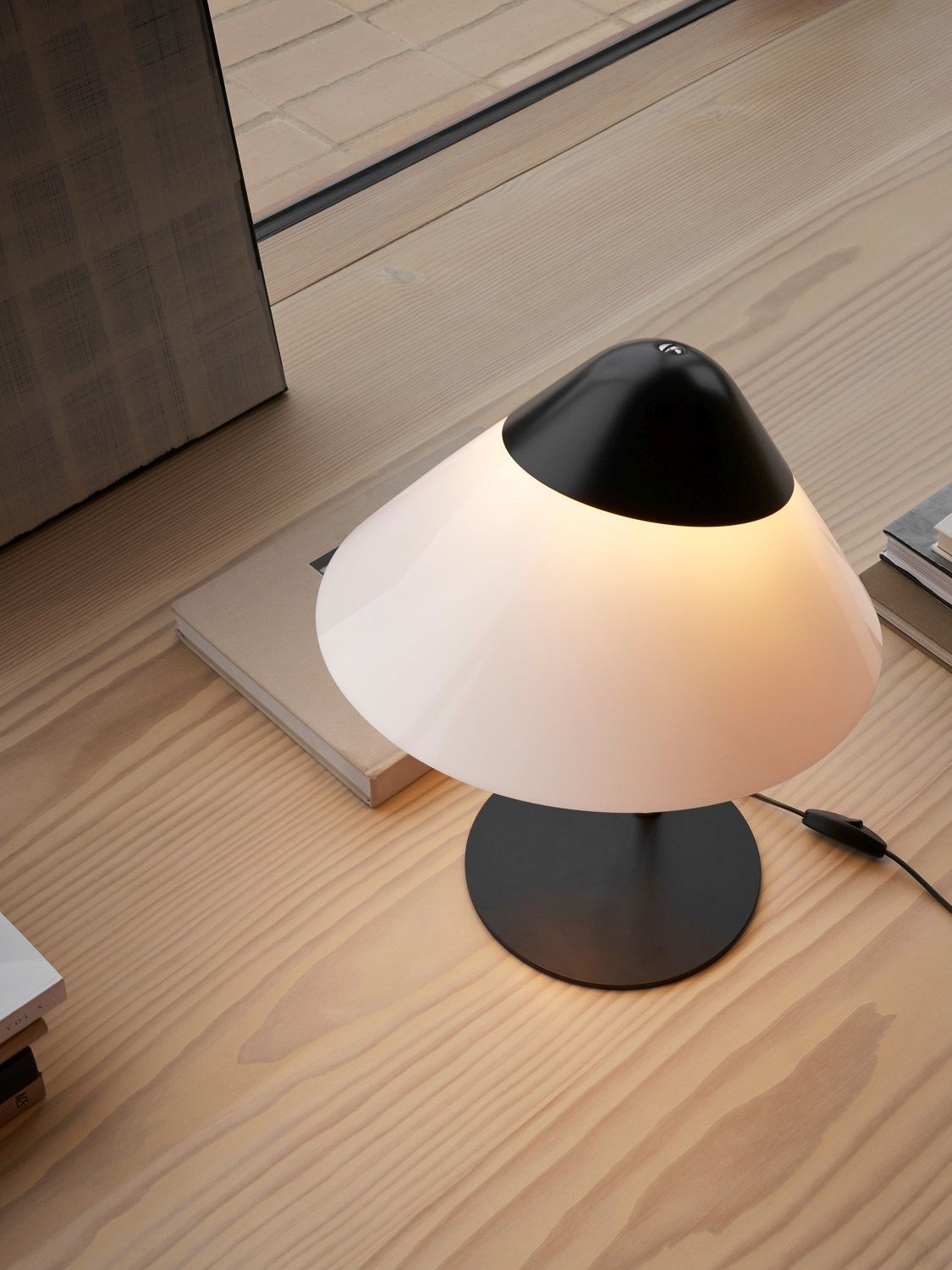 HJW02 Opala Table Lamp Midi Table Lamp Carl Hansen & Søn
