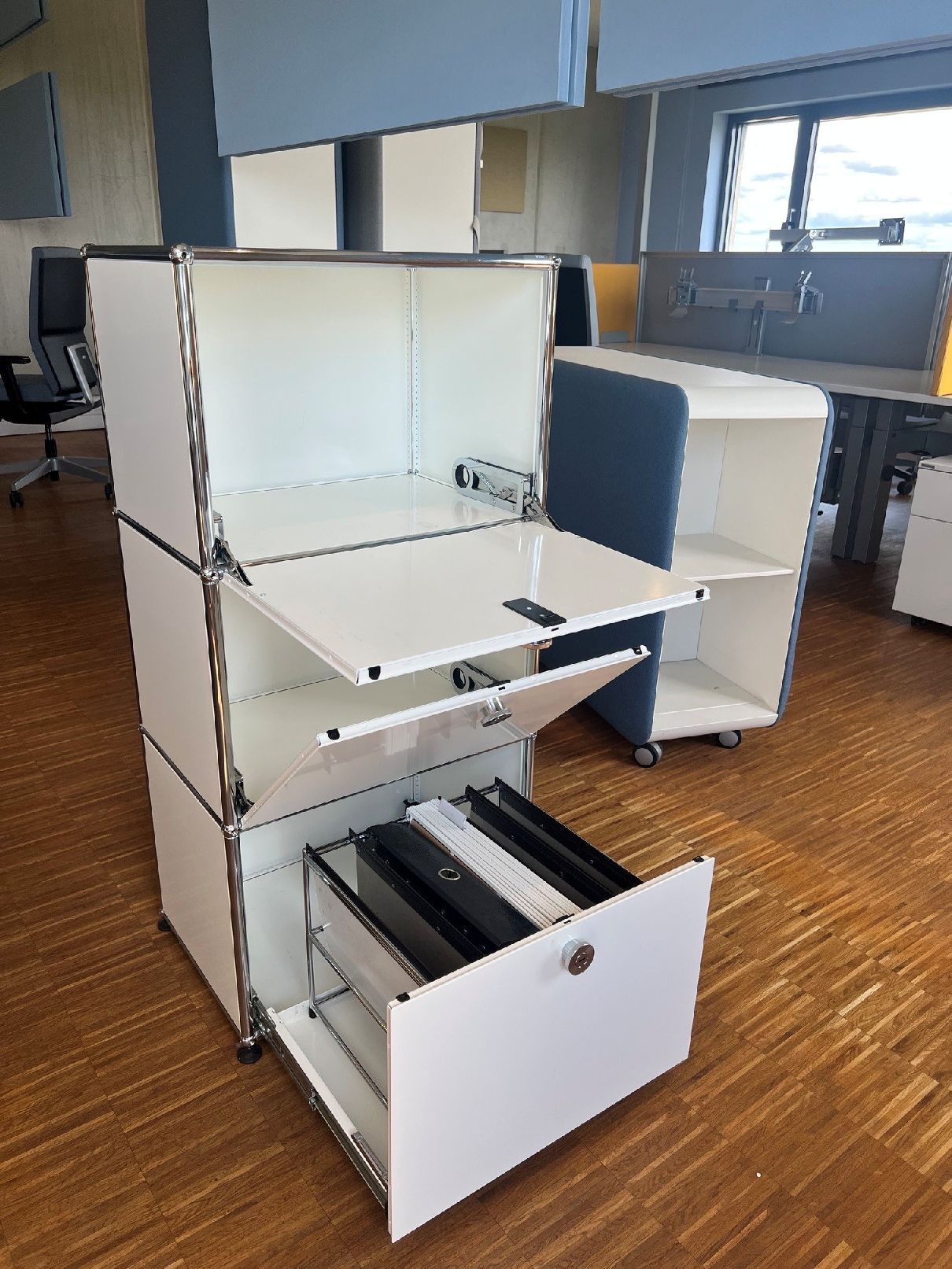 USM Haller Highboard with 2 hinged doors at the top/middle and 1 pull-out door with hanging storage at the bottom pure white display model/used furniture 