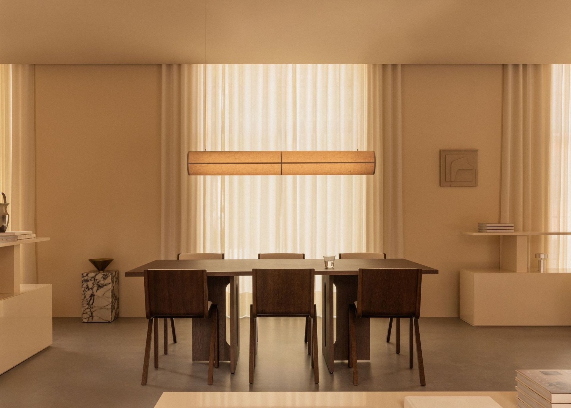 Audo Copenhagen Ready Dining Chair: Vollgepolsterter Stuhl aus Holz mit minimalistischem Design am Esstisch.