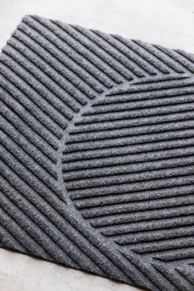 Graue Måne Fußmatte von Heymat mit gerippter Textur und modernem Design für den Innenbereich.