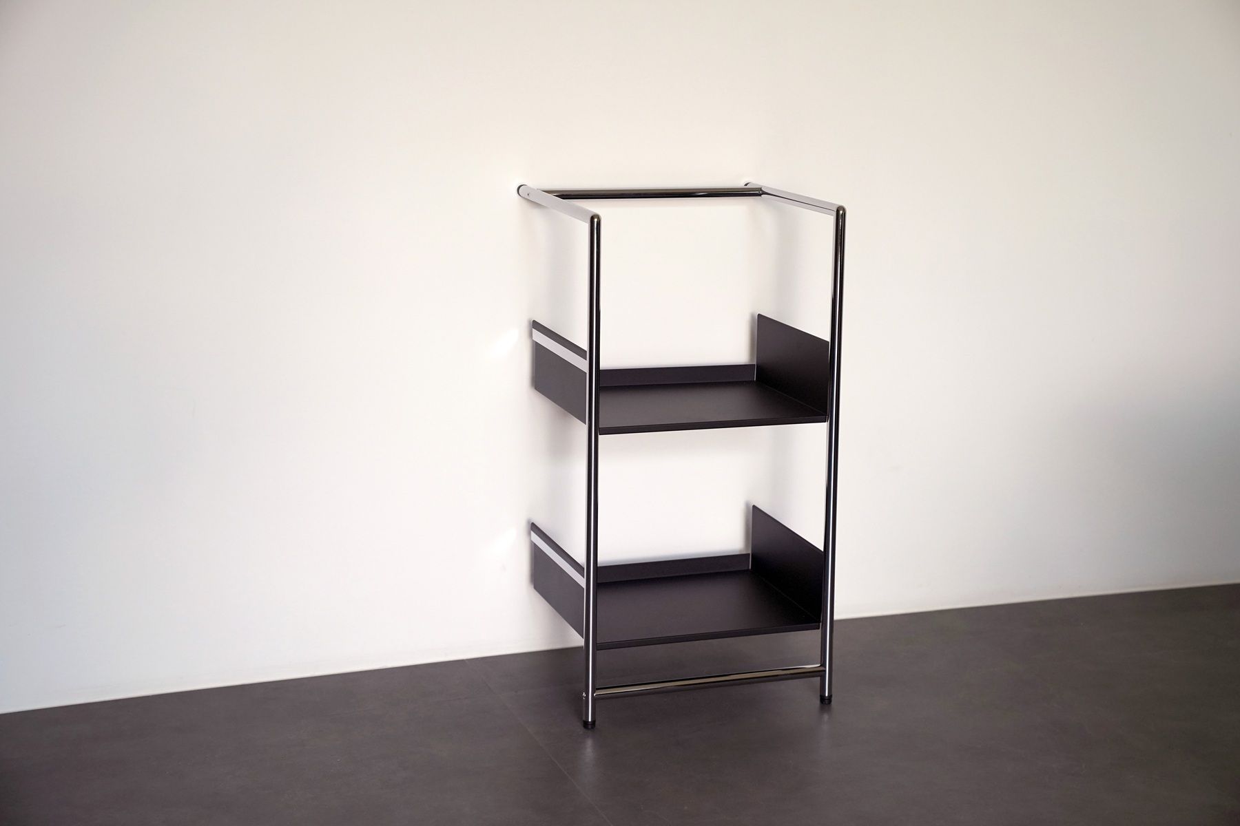 Pool 82 S Leaning shelf / Shoe rack Mox