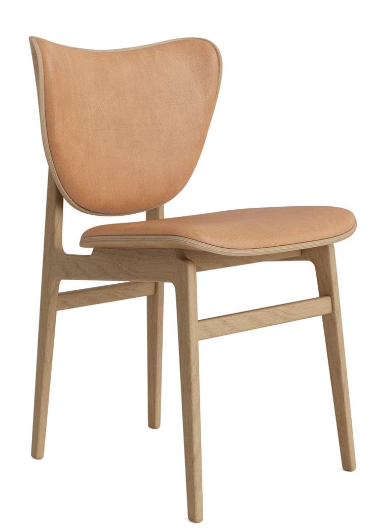 NORR11 Elephant Dining Chair, helles Holzgestell mit cognacfarbenem, lederbezogenem Sitz und Rückenlehne, Frontansicht.