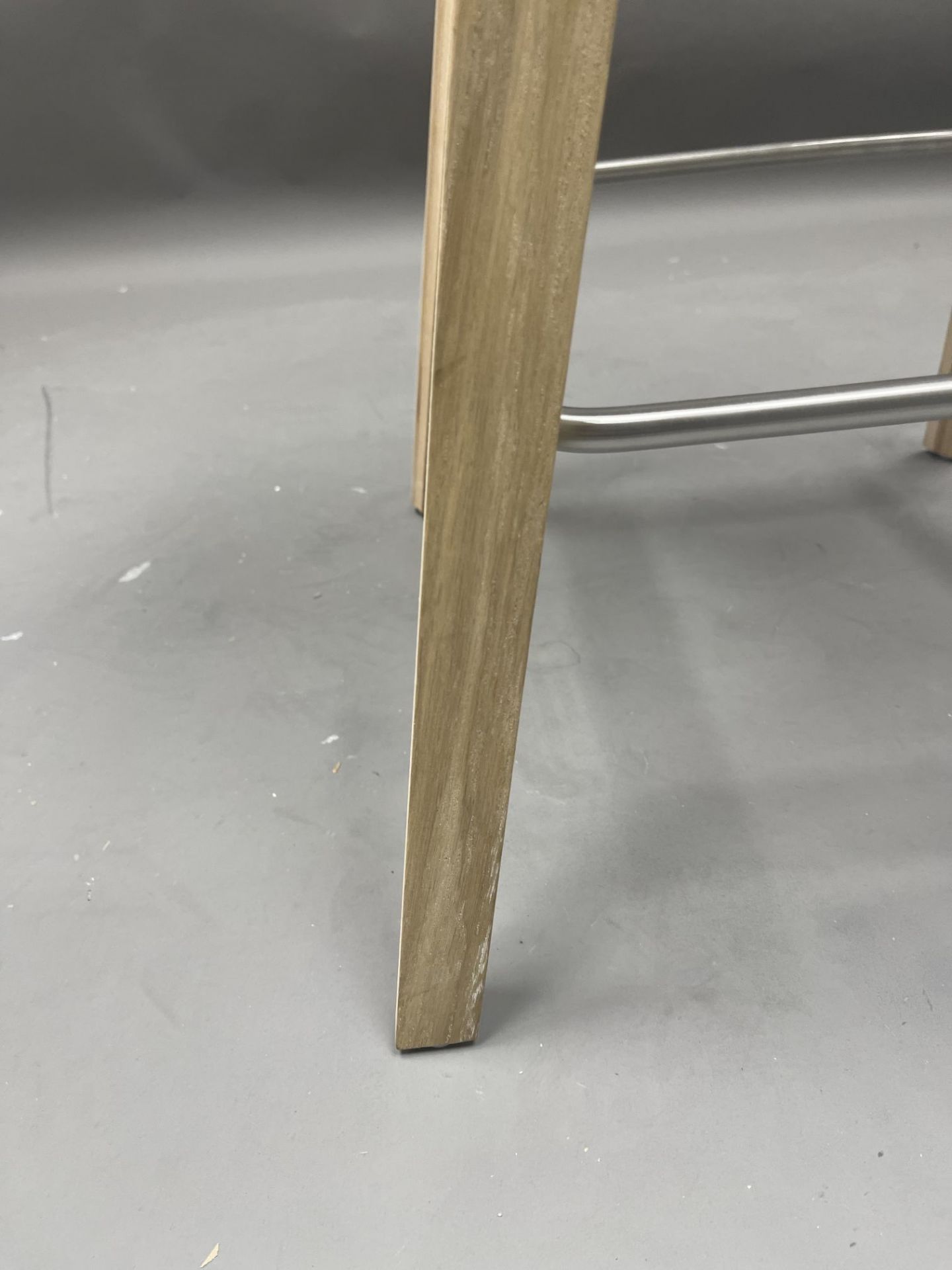 About a Stool AAS32 / AAS 32 Bar stool LOW OAK SOFT / PASTELL GREEN Hay MÄNGELEXEMPLAR  