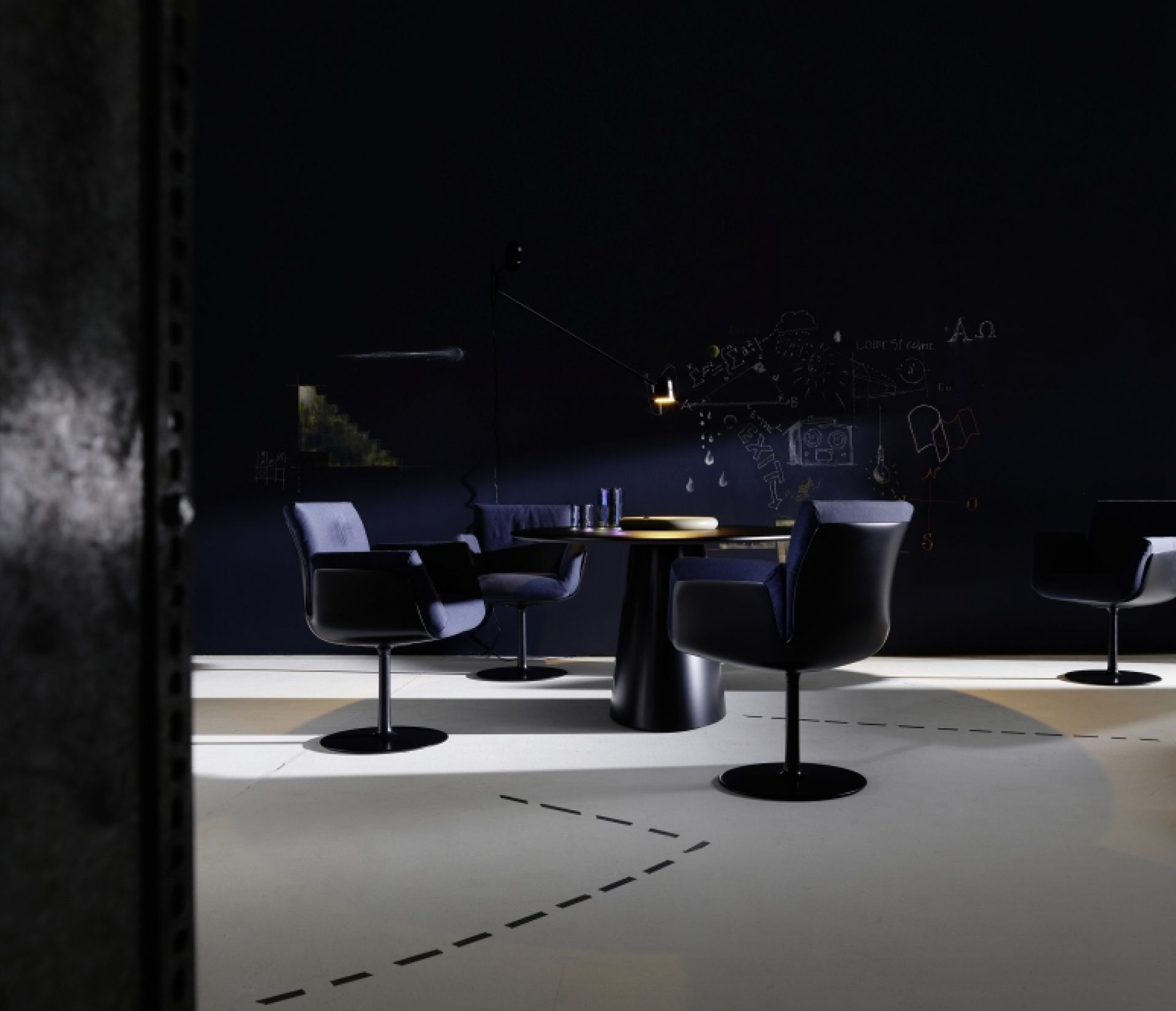 Alvo Armchair with plate base Cor