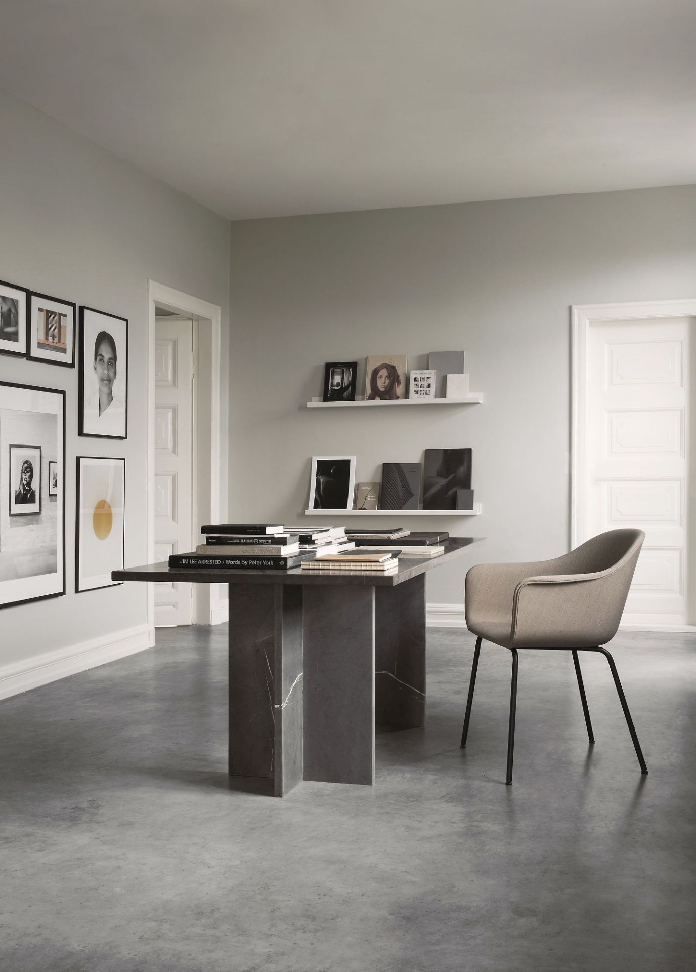 Audo Copenhagen Harbour Dining Chair Stuhl in Beige mit schwarzem Metallgestell am Esstisch.